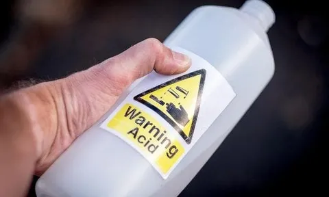 Vợ nghi chồng ngoại tình, lạnh lùng tạt nước sôi và axit vào người chồng giữa lễ hội