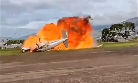 Camera ghi lại khoảnh khắc kinh hoàng: Máy bay vừa cất cánh đã lật úp rồi phát nổ như 1 quả cầu lửa, 2 người chết thảm
