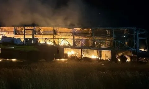 Khoảnh khắc kinh hoàng: Xe du lịch cháy rụi sau va chạm, hàng chục người thoát nạn trong gang tấc