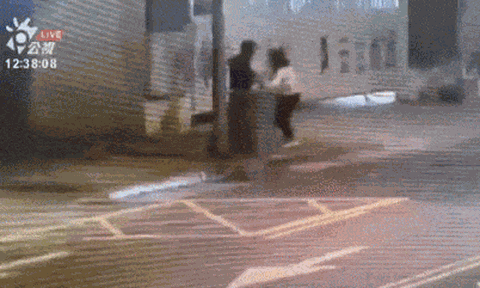 Khoảnh khắc hai người qua đường dũng cảm lao đến cứu cô gái bị kẻ vô gia cư sàm sỡ giữa phố