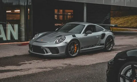 Người đàn ông khai bị bắt cóc, đốt siêu xe Porsche, cảnh sát điều tra thì phát hiện sự thật không thể tin nổi