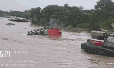 Vụ tai nạn lật tàu khiến người vợ mang thai 7 tháng thiệt mạng, chồng gục ngã bên bờ sông