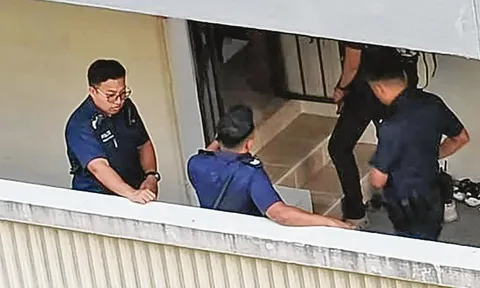 Người vợ hoảng loạn ôm con trốn sang nhà hàng xóm khi chồng nổi cơn thịnh nộ, cảnh sát phải đột nhập vào bắt giữ