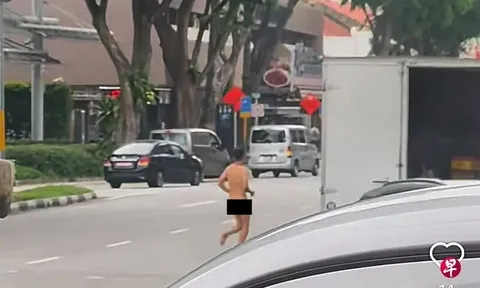 Va chạm với taxi, người lái xe máy cởi hết quần áo, "trần như nhộng" chạy khỏi hiện trường