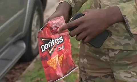 Hệ thống AI nhận diện nhầm túi khoai tây chiên thành... súng khiến cảnh sát còng tay "nhầm" 1 học sinh 16 tuổi