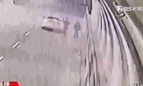 Người đàn ông run rẩy kể lại khoảnh khắc “gặp ma” giữa hầm tối, camera tiết lộ sự thật bất ngờ