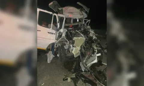 Xe khách đâm trực diện xe tải đỗ bên đường, 15 người tử vong thương tâm