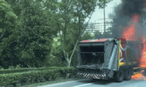 Clip: Xe rác cháy ngùn ngụt trên cao tốc khiến giao thông tắc nghẽn nhiều giờ