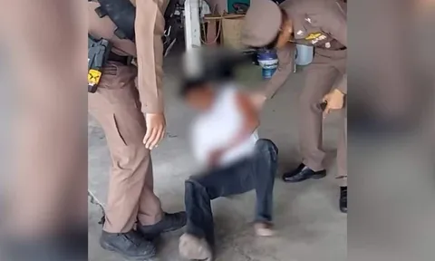 Người đàn ông “nổi điên” vì vợ cũ từ chối tái hợp, trèo lên mái nhà tấn công cảnh sát