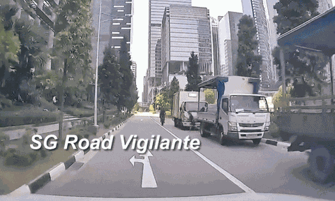 Thót tim xem cảnh bé gái lao nhanh qua đường, suýt bị ô tô tông trúng