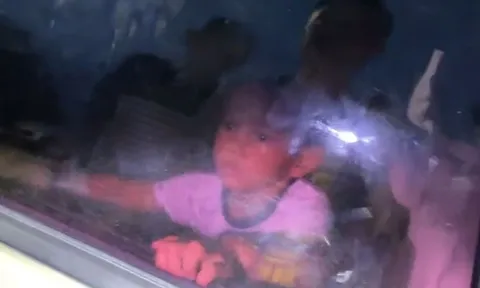 Hồi hộp xem cảnh giải cứu bé trai 2 tuổi bị nhốt trong chiếc ô tô khóa kín