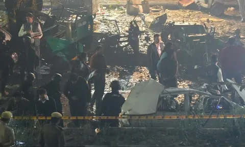 Khoảnh khắc ám ảnh: Xe hơi phát nổ giữa phố đông khiến 9 người chết, hàng chục người bị thương