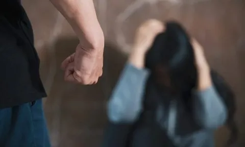 Vợ đăng ảnh “tự sướng” lên Facebook, chồng nổi điên ra tay tàn nhẫn khiến ai cũng phẫn nộ