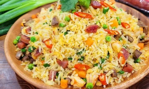 Ăn cơm rang, người đàn ông suýt chết