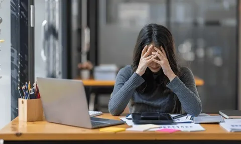 Chỉ vì lỡ miệng khoe bạn trai, tôi từ người được yêu quý thành kẻ lạc lõng giữa chốn văn phòng