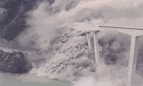 Clip: Thót tim xem cảnh cây cầu bất ngờ đổ sập chỉ sau vài tháng đưa vào sử dụng