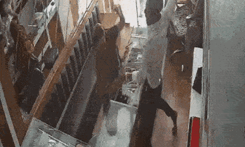 Clip: Giả vờ chọn nữ trang rồi tung bột ớt vào chủ tiệm, người phụ nữ nhận cái kết không ngờ