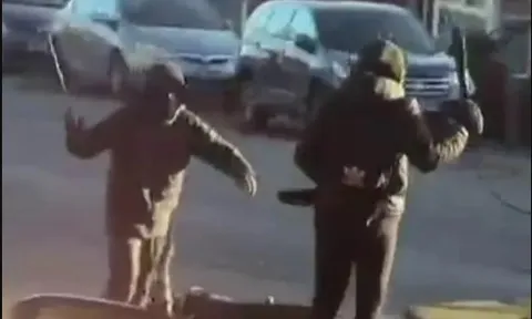 Clip: 3 thiếu niên vác mã tấu "tỉ thí" khiến ai chứng kiến cũng rùng mình