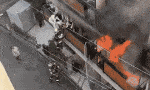 Cô gái mắc kẹt, hoảng loạn đạp ngã lính cứu hỏa và cái kết khiến ai cũng rùng mình