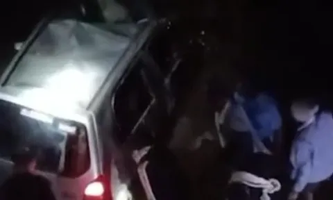 Đau lòng: Ô tô chở khách dự đám cưới rơi xuống kênh khiến 5 người tử vong