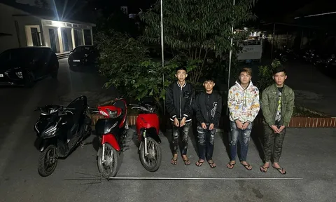 Vác tuýp sắt gắn đinh ba đi cướp xe máy, nhóm thiếu niên bị bắt