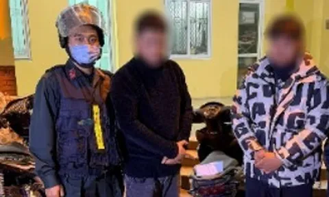 Phát hiện "thảo mộc khô" trong áo khoác của 2 đối tượng đi xe máy không gắn biển kiểm soát