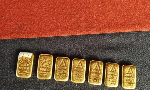 Chiếc lốp xe đạp phình bất thường chứa đựng 7 thỏi vàng trị giá 3 tỷ đồng bên trong khiến lực lượng biên giới ngỡ ngàng