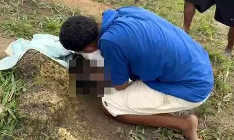 Xót xa em bé sơ sinh còn nguyên dây rốn bị bỏ rơi gần tổ kiến, dân mạng phẫn nộ với lời khai của người mẹ