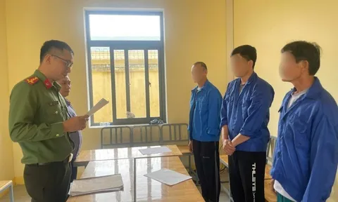 Khởi tố 3 đối tượng cưa bom lấy thuốc nổ đem bán