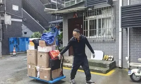 "Thiếu gia" phá sản phải đi bốc vác, làm lại cuộc đời nhờ tài 'bắn tiếng Anh như gió