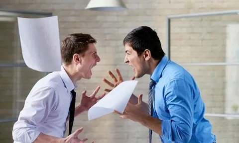 Nhân viên thường xuyên đi làm trễ, công ty có thể xử lý kỷ luật lao động bằng những hình thức nào?