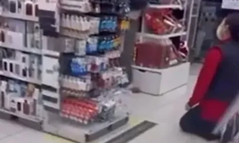 Nhắc bé trai đừng chạy, nữ nhân viên bị mẹ đứa trẻ ép quỳ giữa cửa hàng khiến ai cũng xót xa