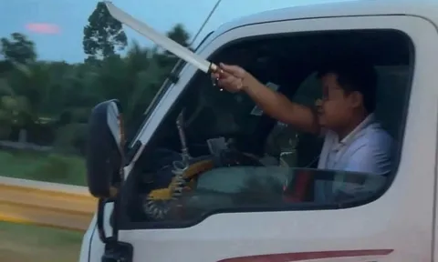 Xử phạt Nguyễn Quốc Sĩ, tài xế cầm dao dọa chém người trên cao tốc