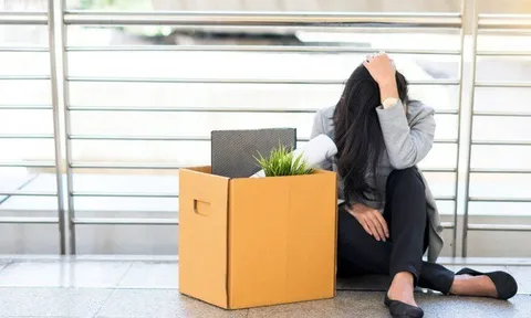 Đi vệ sinh quá nhiều, nữ nhân viên bị sa thải