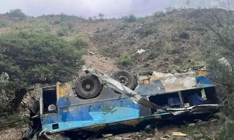 Mưa lớn và sương mù khiến xe buýt mất lái lao xuống vực, 8 người tử vong thương tâm