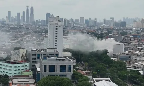 Cháy tòa nhà 7 tầng khiến ít nhất 22 người thiệt mạng