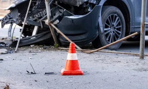 Đau lòng: Xe tải đâm trực diện tuk-tuk khiến 3 người chết, 5 người bị thương