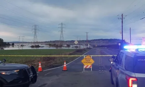 Tài xế 33 tuổi tử vong thương tâm sau khi phớt lờ biển báo, lái xe vào đoạn đường ngập lụt