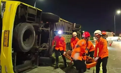 Xe khách mất lái trên cao tốc, 15 người tử vong thương tâm