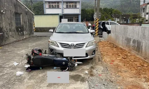 Chỉ vì tiếng pháo hoa, người đàn ông bị hàng xóm phục kích, tông xe rồi đâm tử vong ngay trước cửa nhà