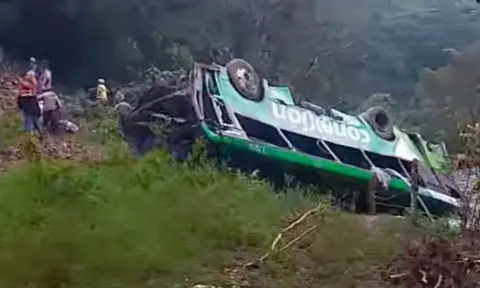 Xe buýt lao xuống khe núi khiến 42 người thương vong