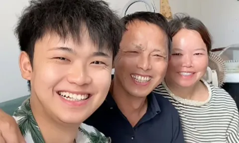 Sau 21 năm bị bắt cóc, chàng trai bán nhà, nghỉ việc, bỏ lại tất cả để trở về chăm sóc cha mẹ ruột khiến ai cũng cảm động