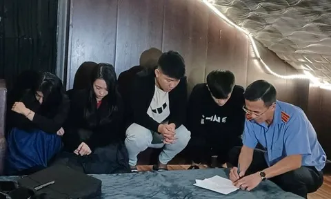 Bắt quả tang Trần Thị Hồng Hoa có hành vi "mờ ám" , hé lộ bí mật trên tầng 3 căn hộ