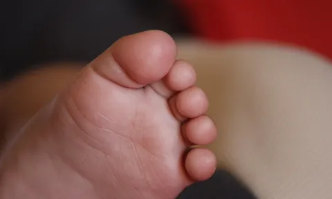 Bị bỏ ở nhà, bé gái 9 tháng tuổi tử vong thương tâm: Lời khai của người mẹ khiến ai cũng phẫn nộ