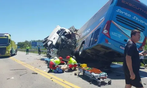 Cướp xe tải gây tai nạn khiến 21 người thương vong