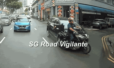 Clip: Chuyển làn bất cẩn, tài xế xe máy bị hất văng lên nắp capo