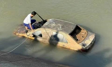 Trục vớt ô tô dưới kênh nước, cảnh sát bàng hoàng phát hiện hài cốt người đàn ông mất tích