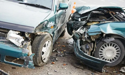 Ô tô mất lái lao thẳng vào nhóm công nhân nữ đang nghỉ trưa khiến 5 người tử vong thương tâm