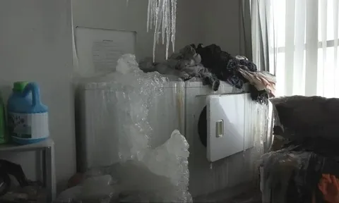 Tiết kiệm tiền sưởi ấm, căn hộ bỗng hóa thành “lâu đài băng”