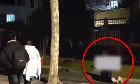 Bắt con quỳ gối giữa khu dân cư, người mẹ khiến MXH phẫn nộ